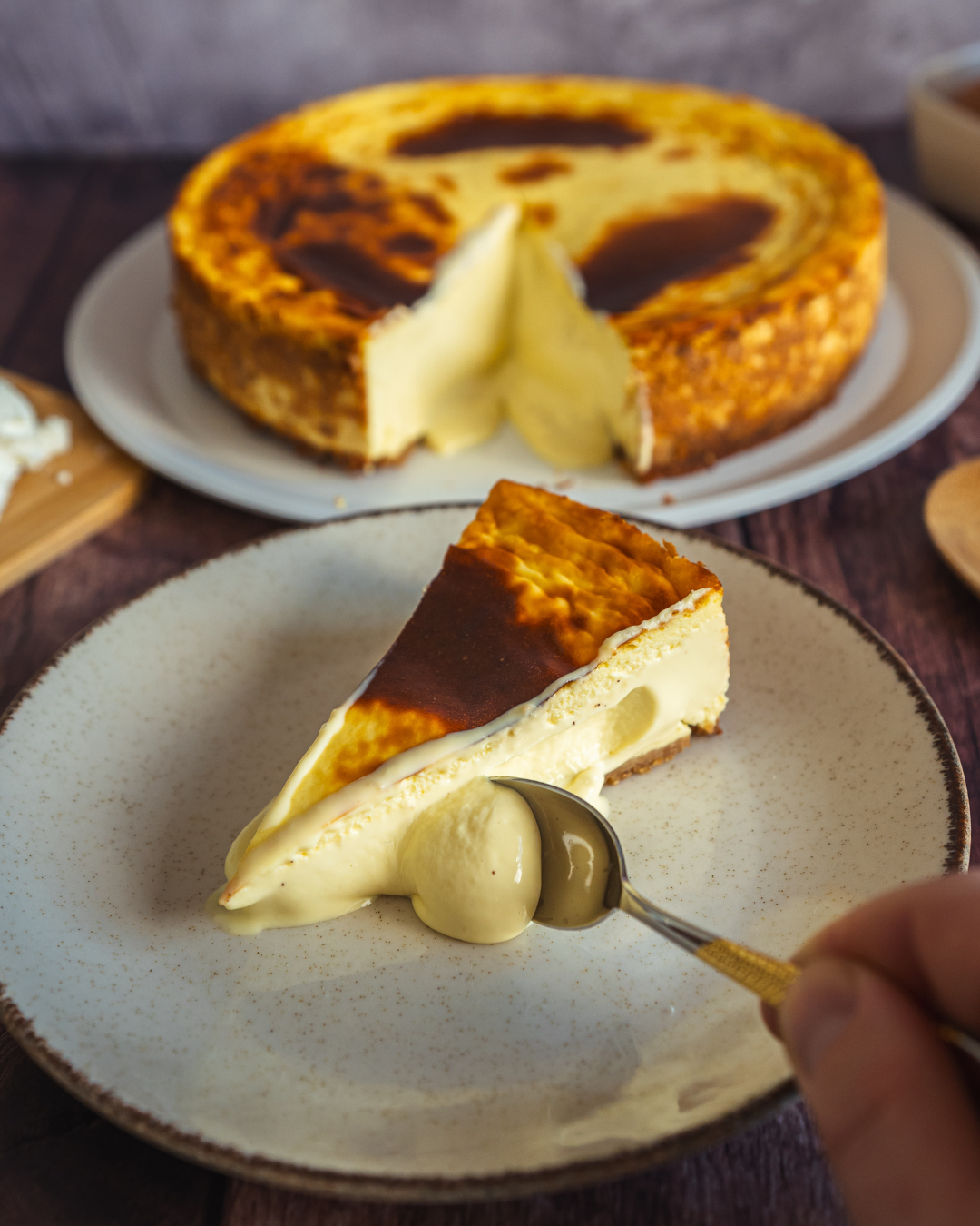Porción de tarta de quesos cremosa y tostada