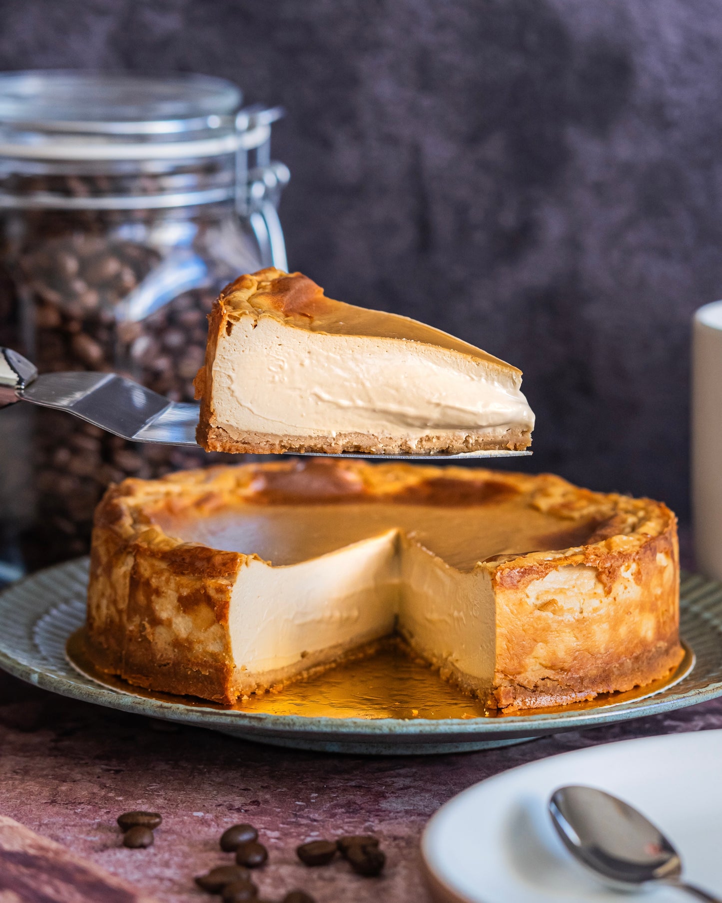 Tarta de quesos y café con una porción de muestra levantada