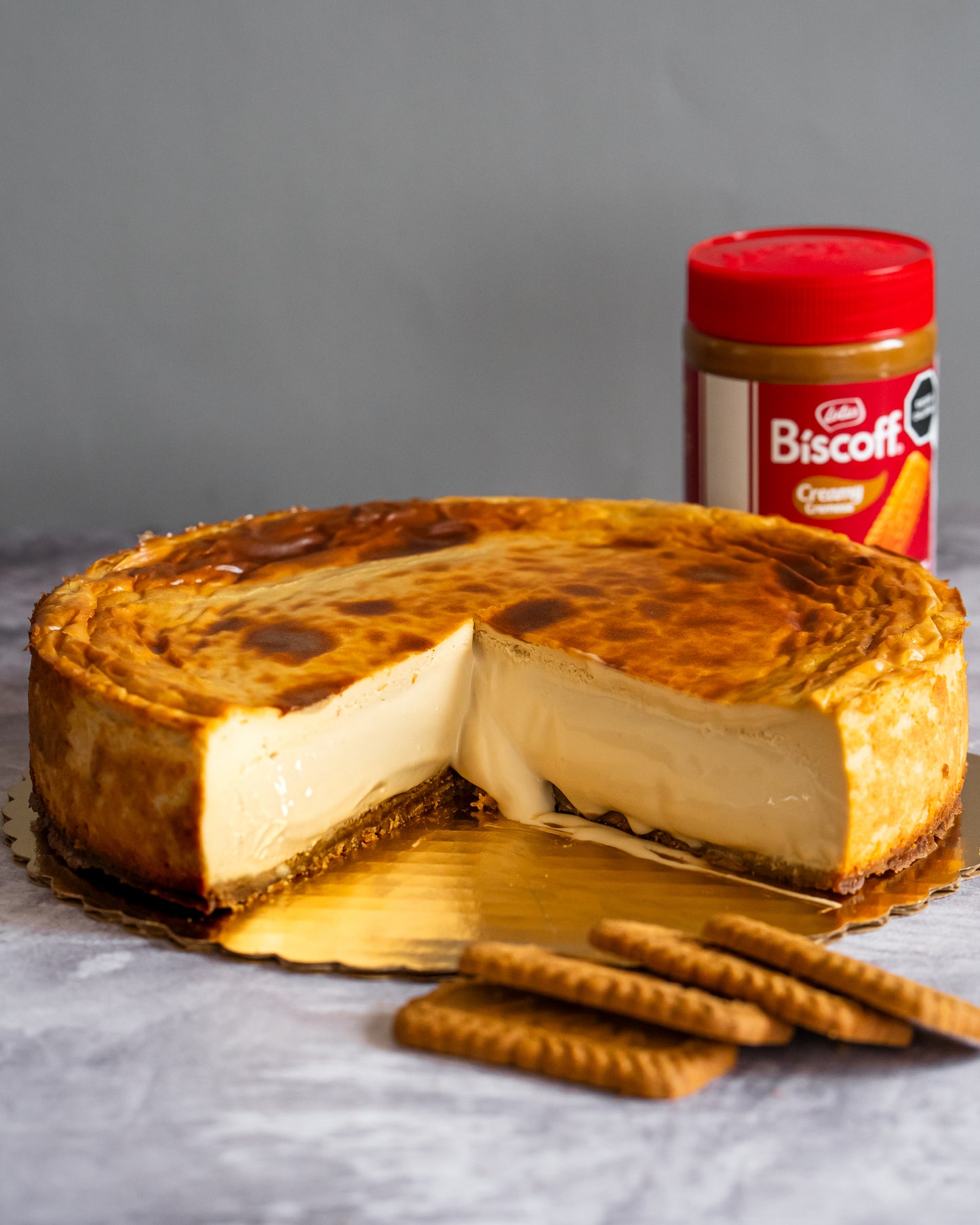 Tarta grande de lotus a la que le falta un cuarto de tarta y se ve el interior