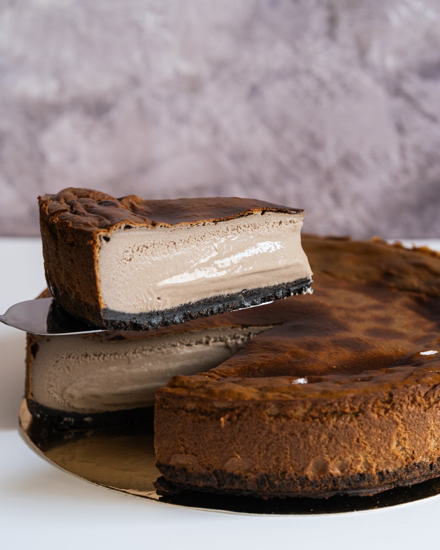 Trozo de tarta grande de oreo sobre paleta y base de oreo