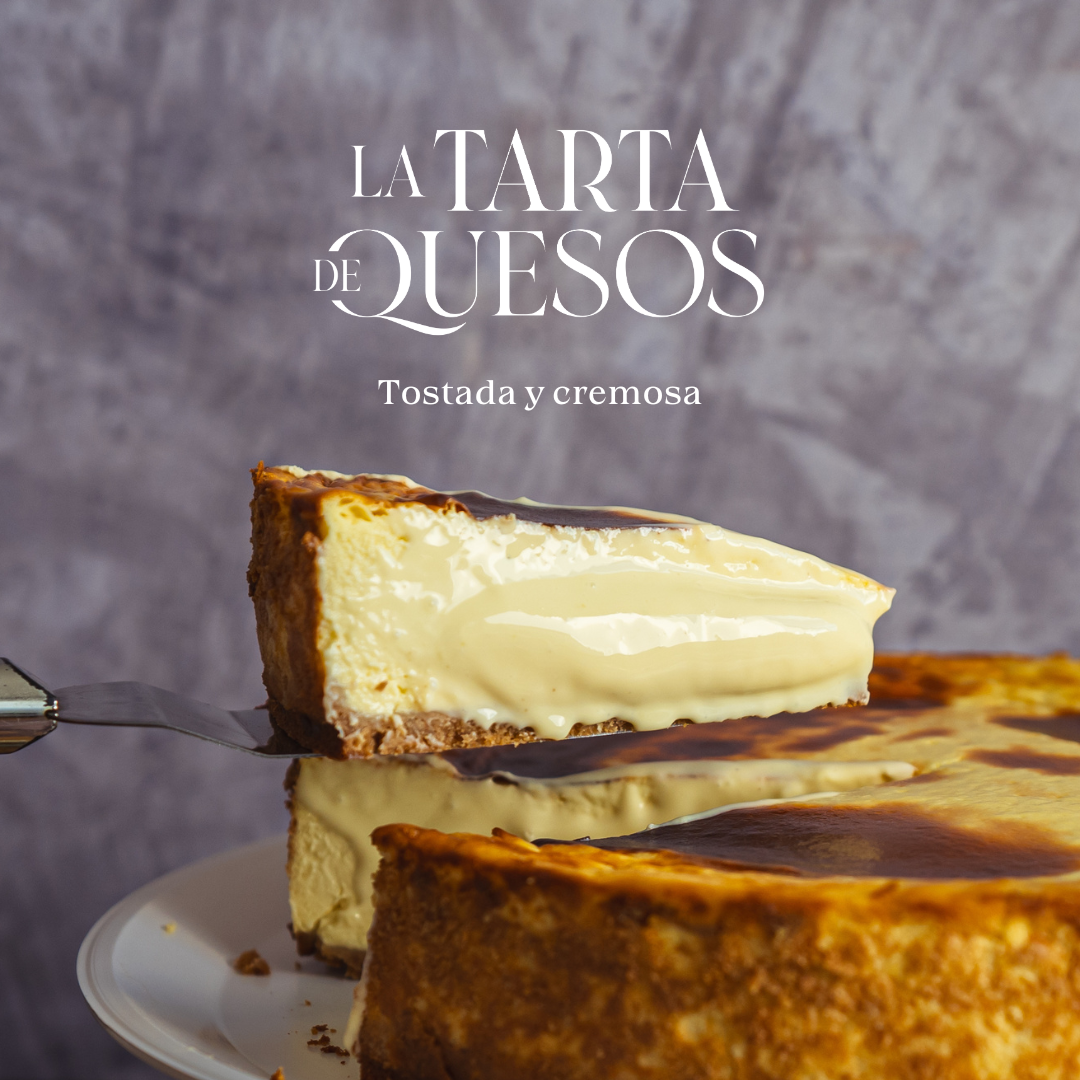 Levantando una porción de tarta con una paleta y el logo de La Tarta de Quesos encima