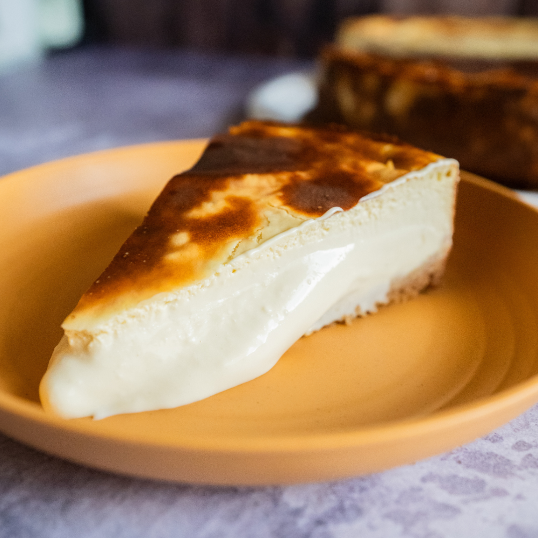 Rebanada de tarta tradicional con interior que fluye