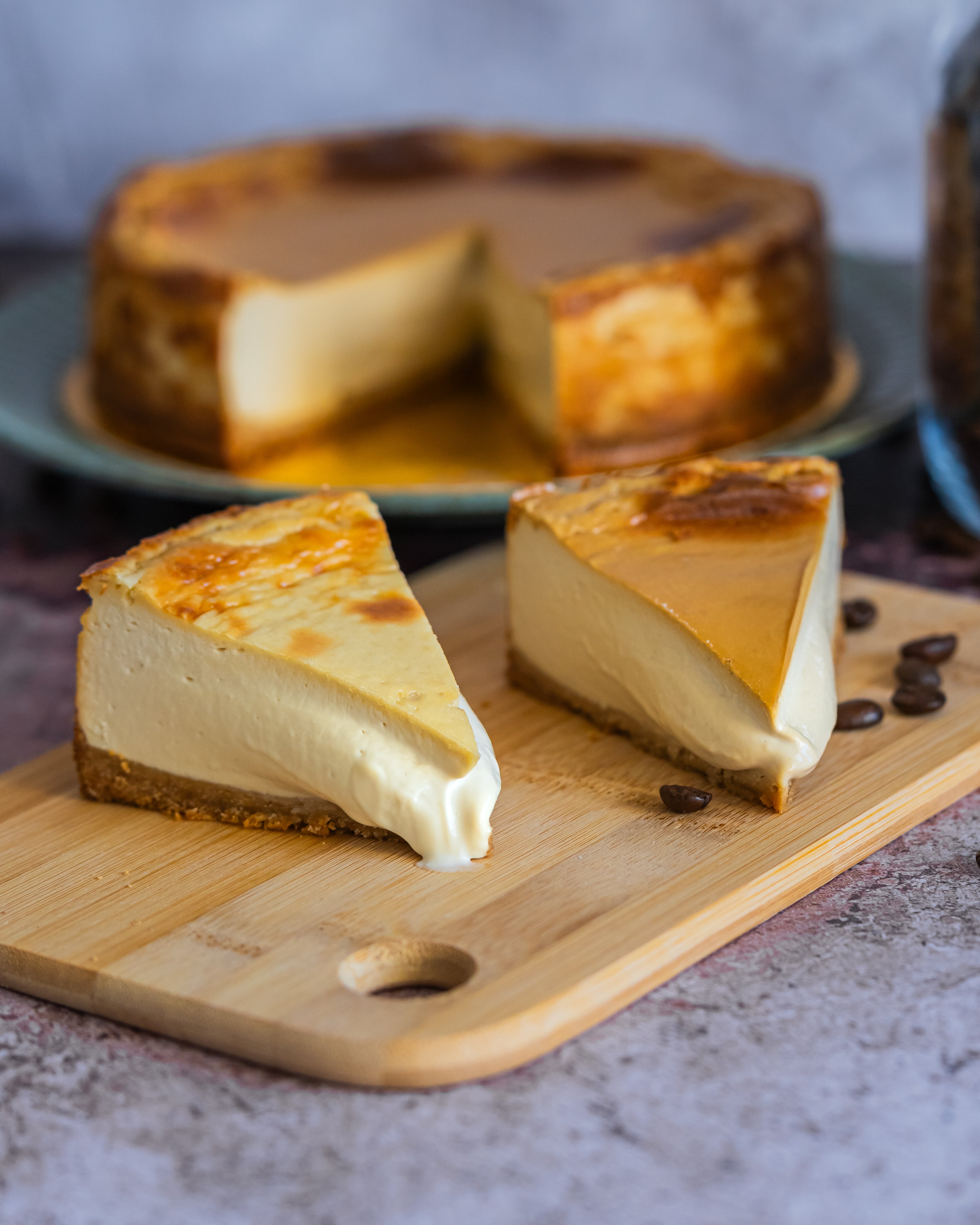 Rebanadas de tartas de quesos tradicional y de café pequeñas para comparativa