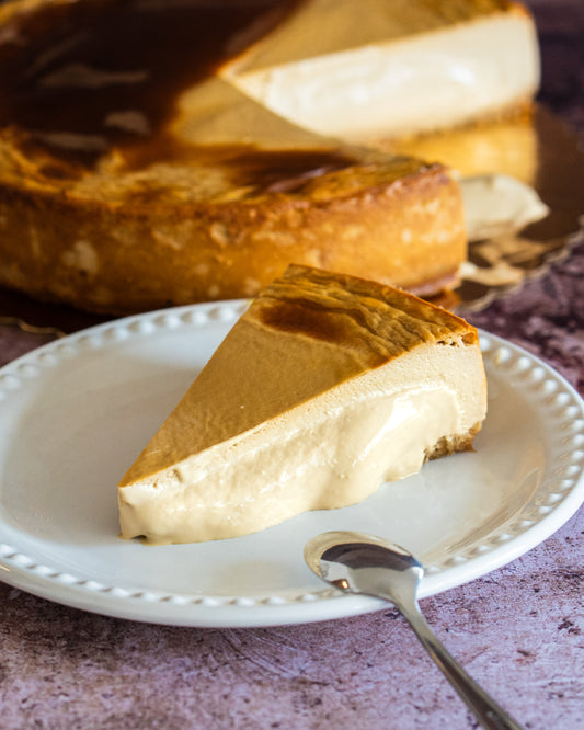 Rebanada grande de Tarta de Quesos y Café sobre un plato