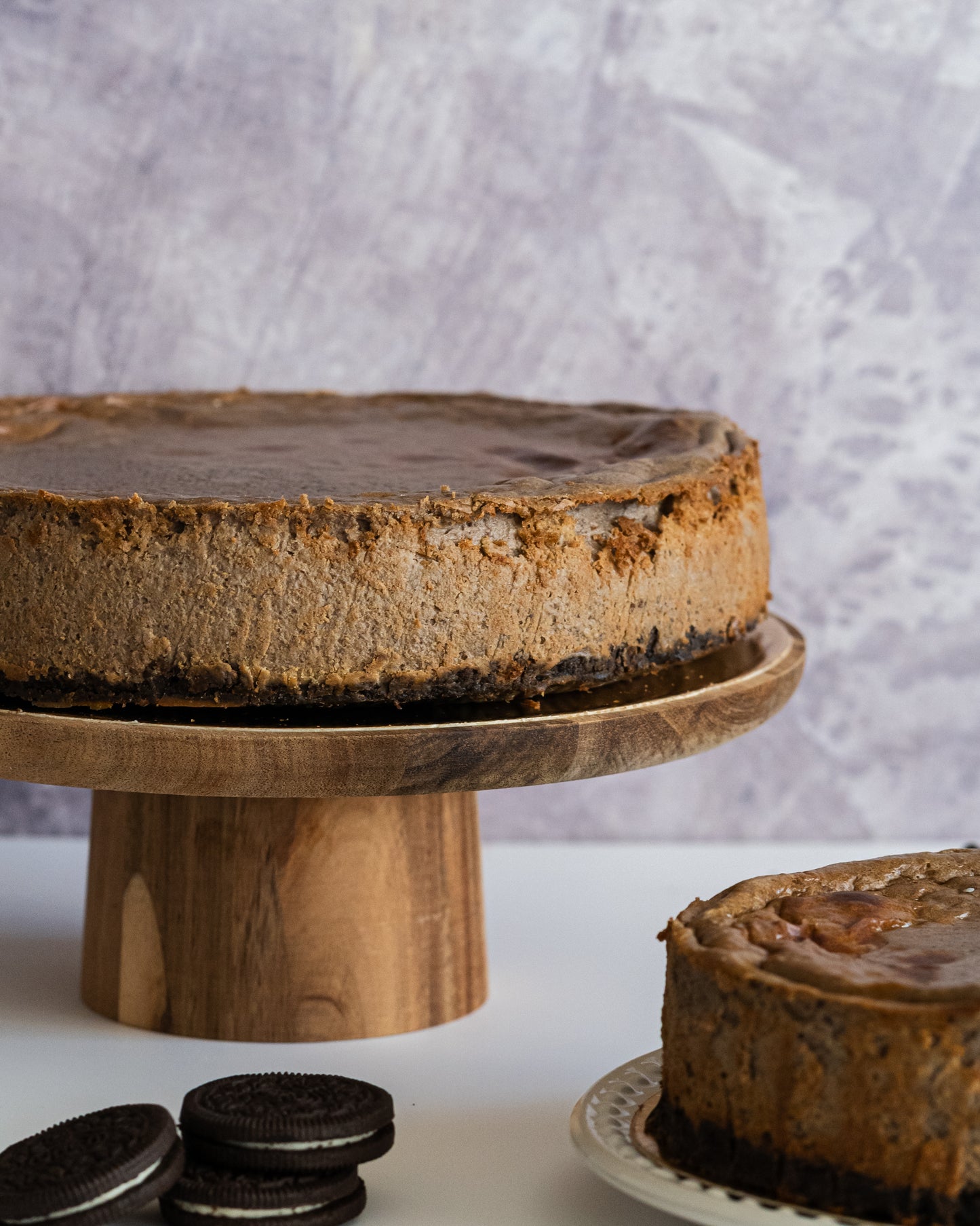 Tarta grande sobre base de madera
