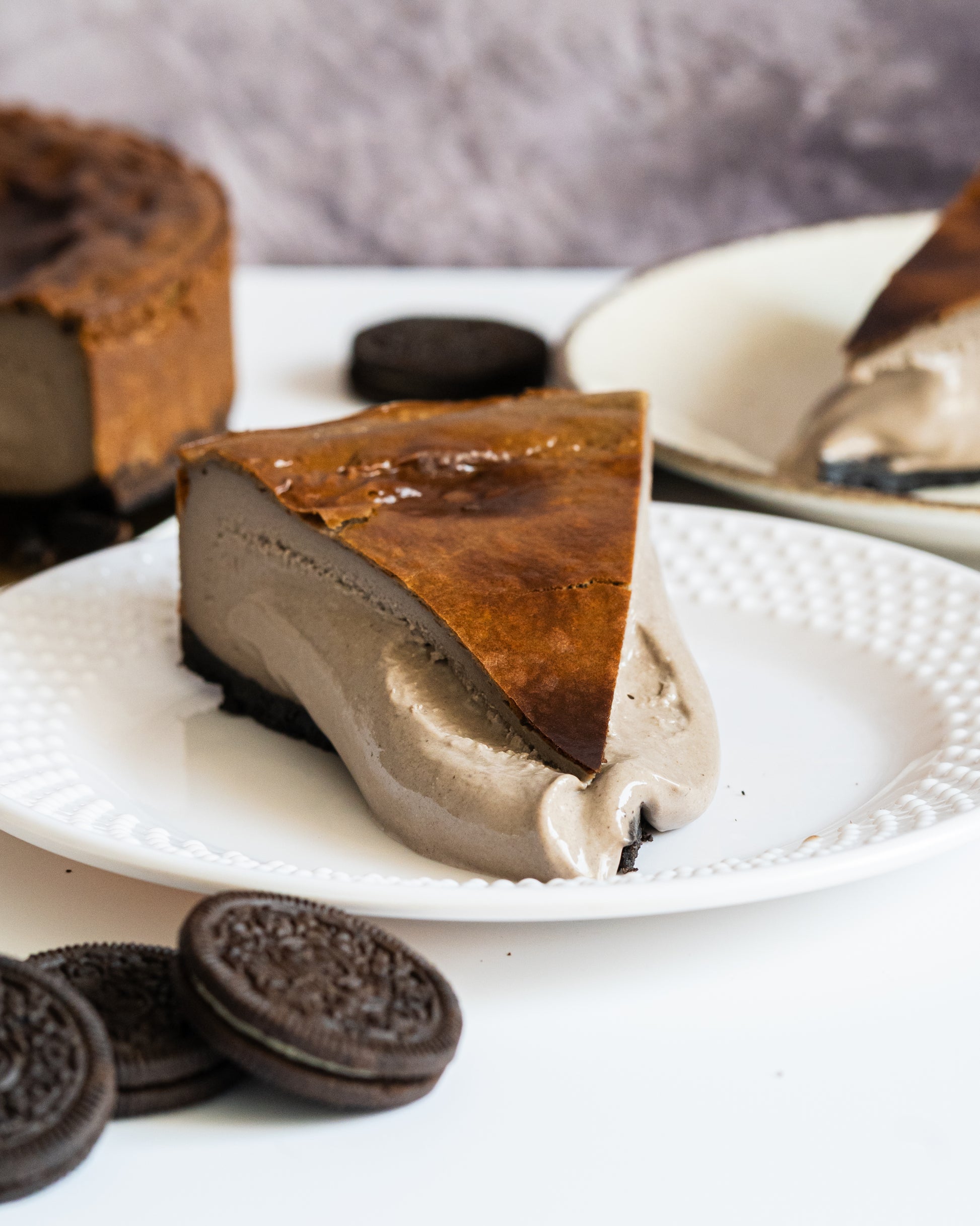 Trozo de tarta de queso y oreo con punta aplastada