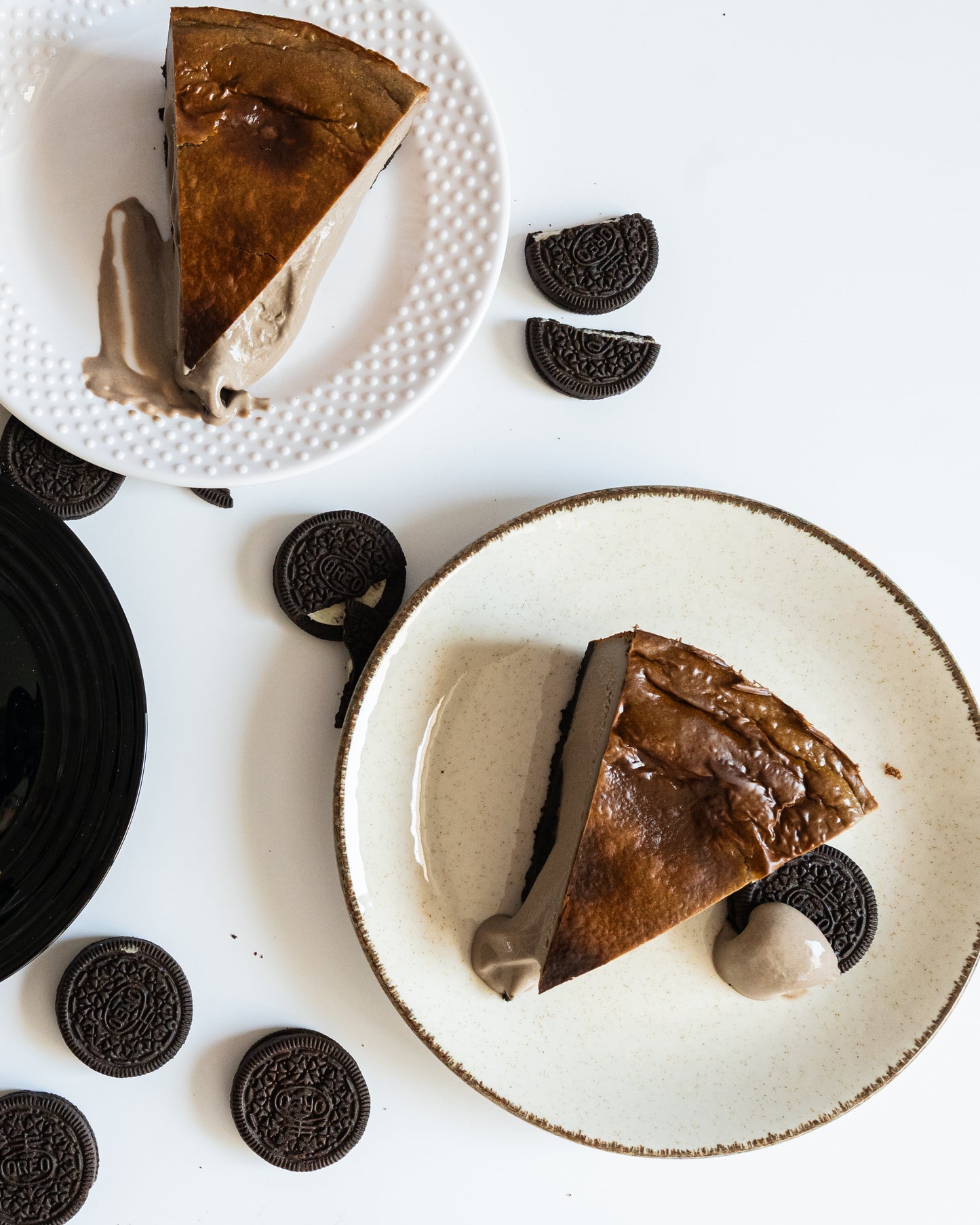 Dos porciones de tartas oreo con galletas oreo alrededor