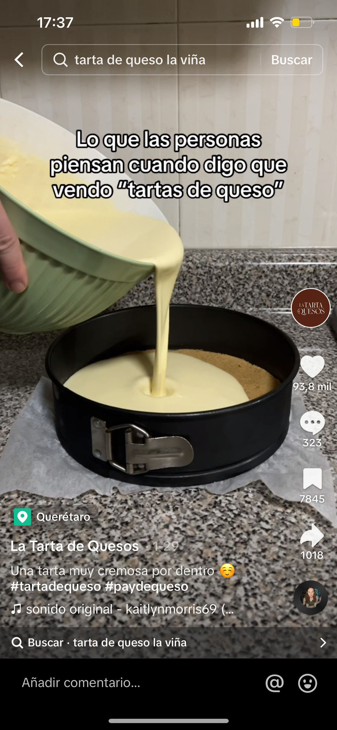 Captura de pantalla de vídeo de la mezcla de la tarta de quesos siendo vertida en el molde