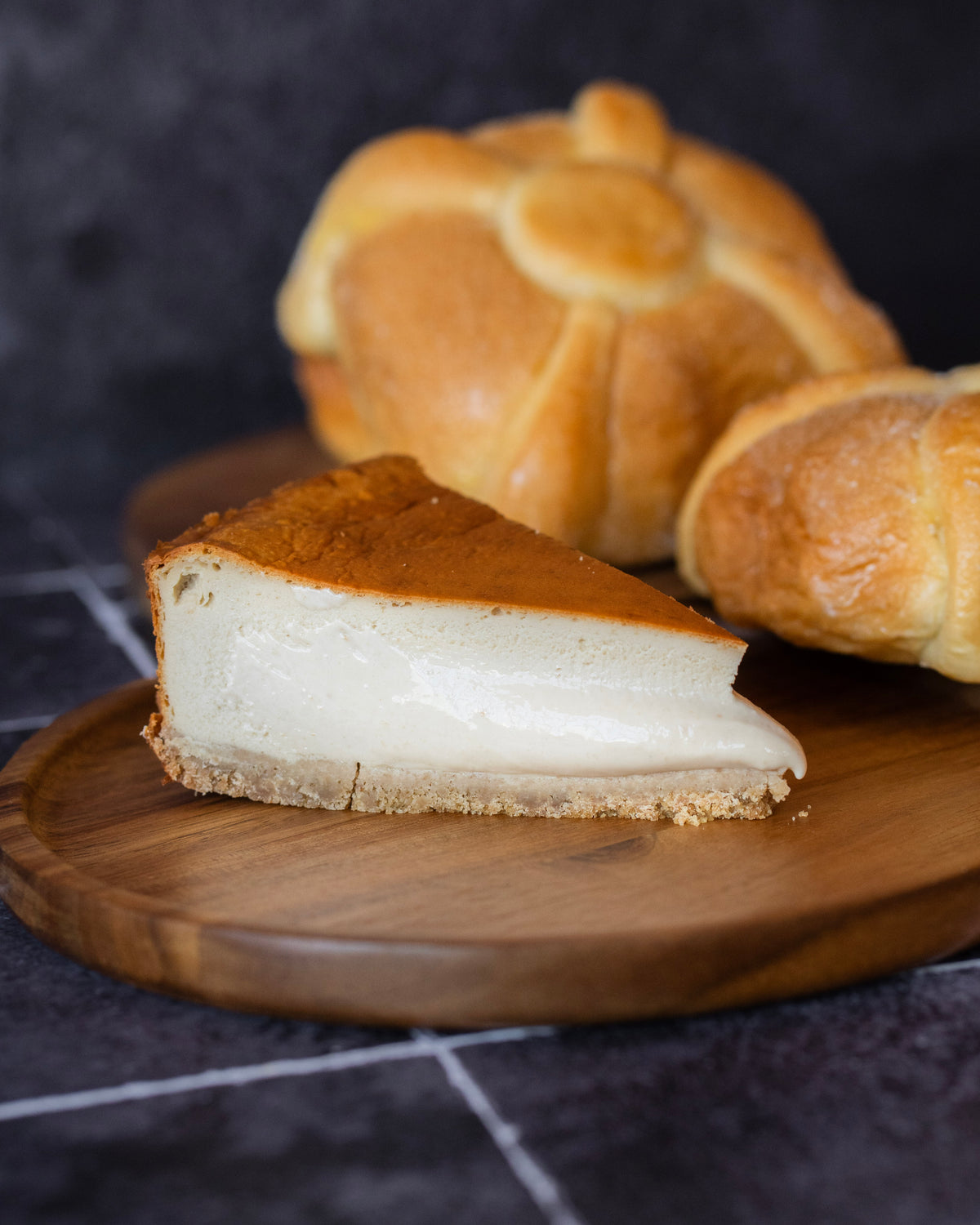 Lateral de rebanada de tarta de queso y pan de muerto