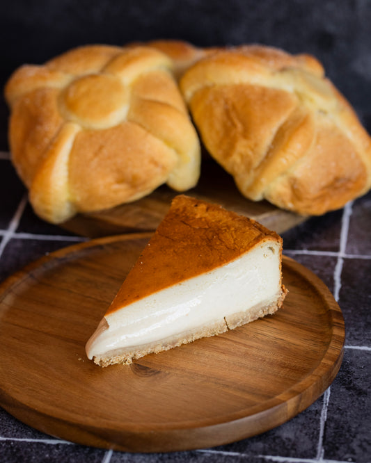 Rebanada de Tarta y Pan de muerto
