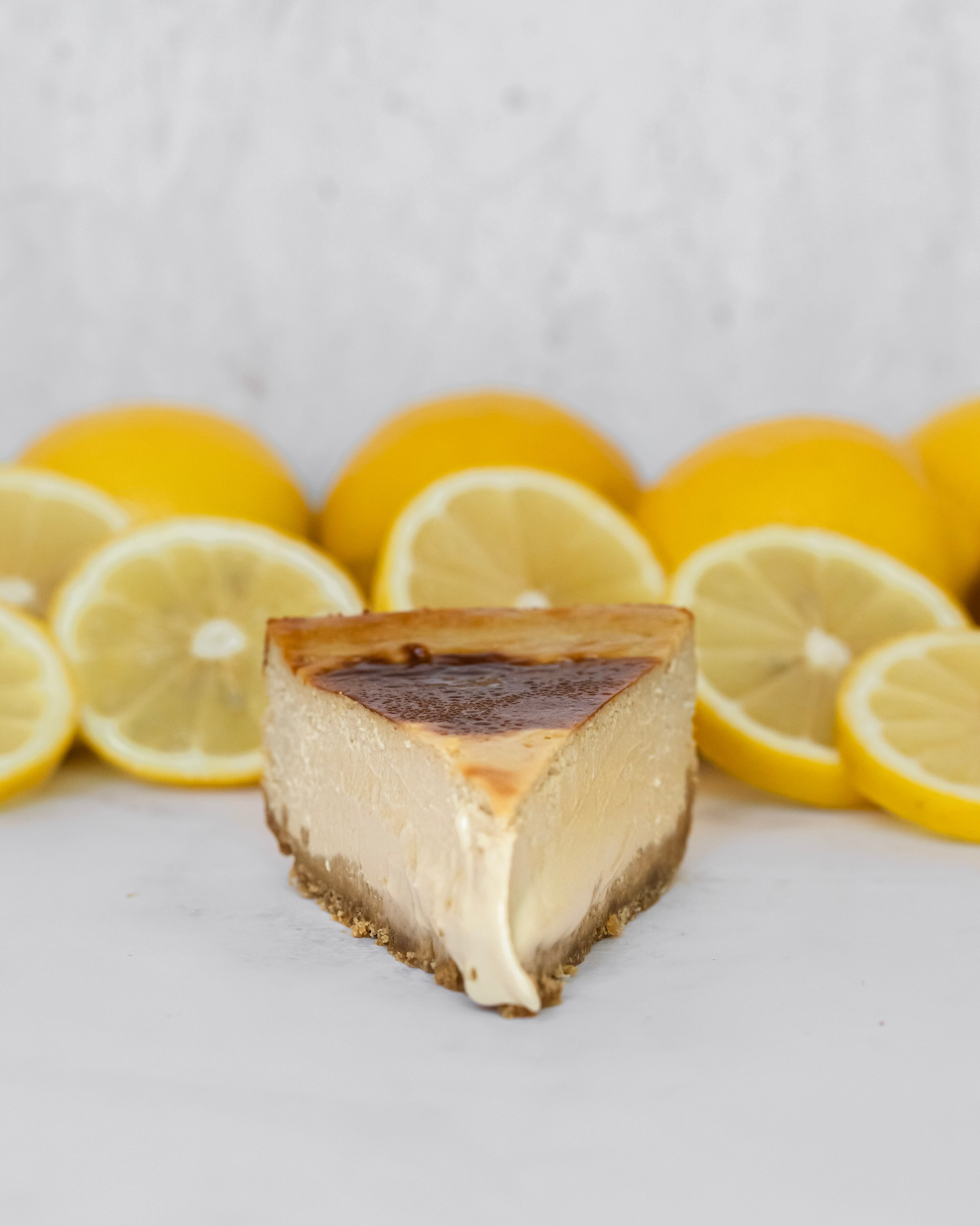 Rebanada de frente con limones al fondo