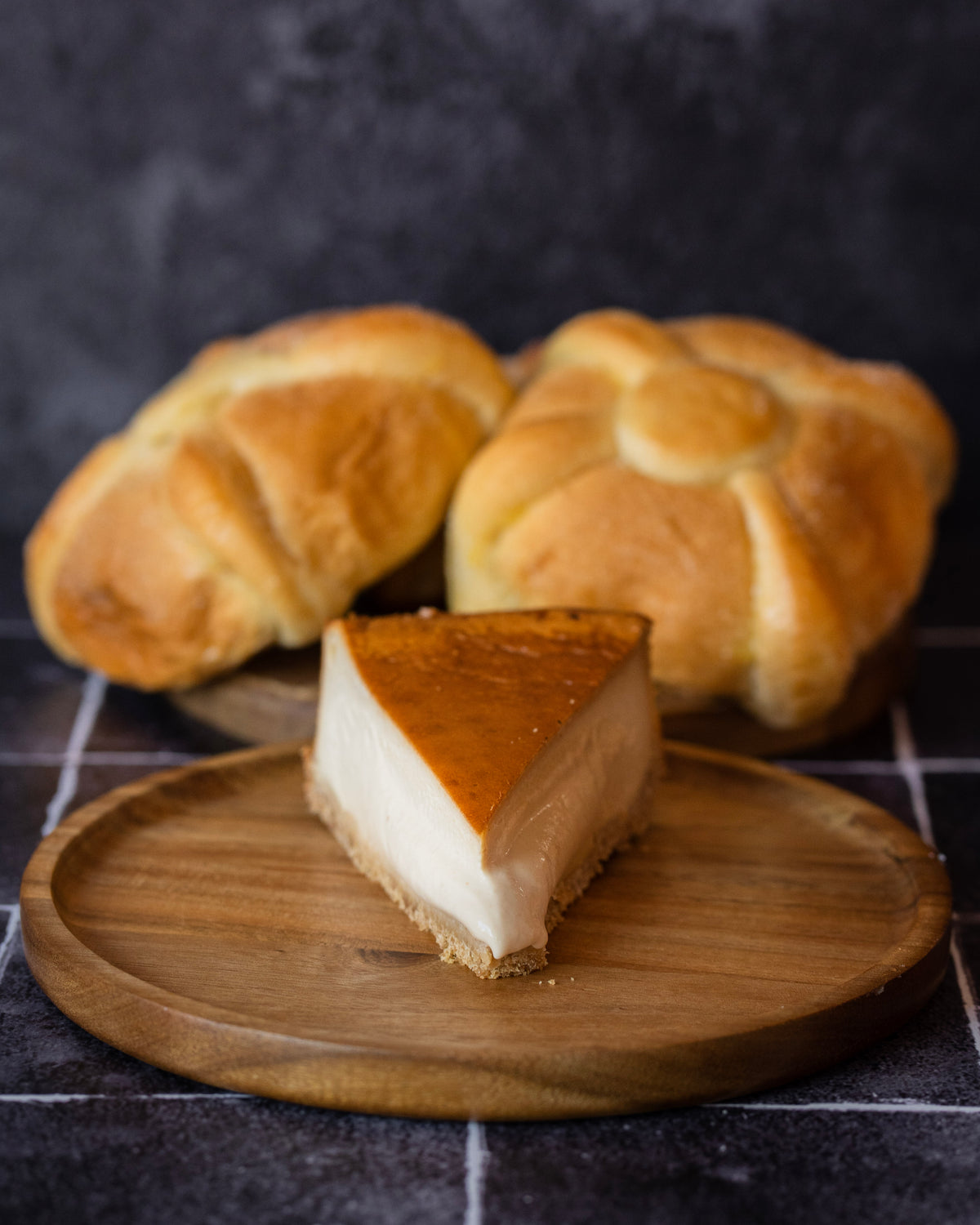 Rebanada de tarta de queso y pan de muerto