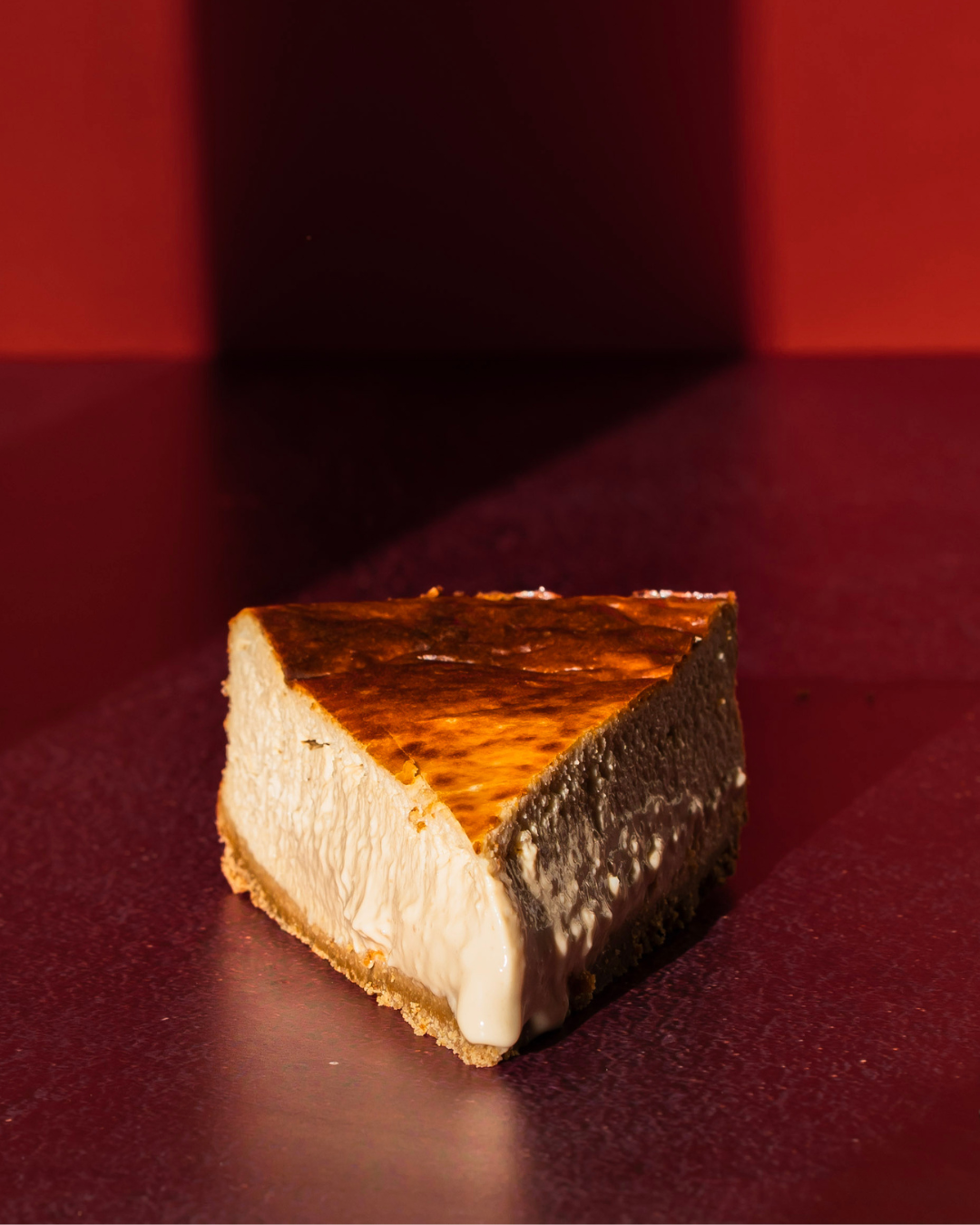 Rebanada sobre fondo rojo