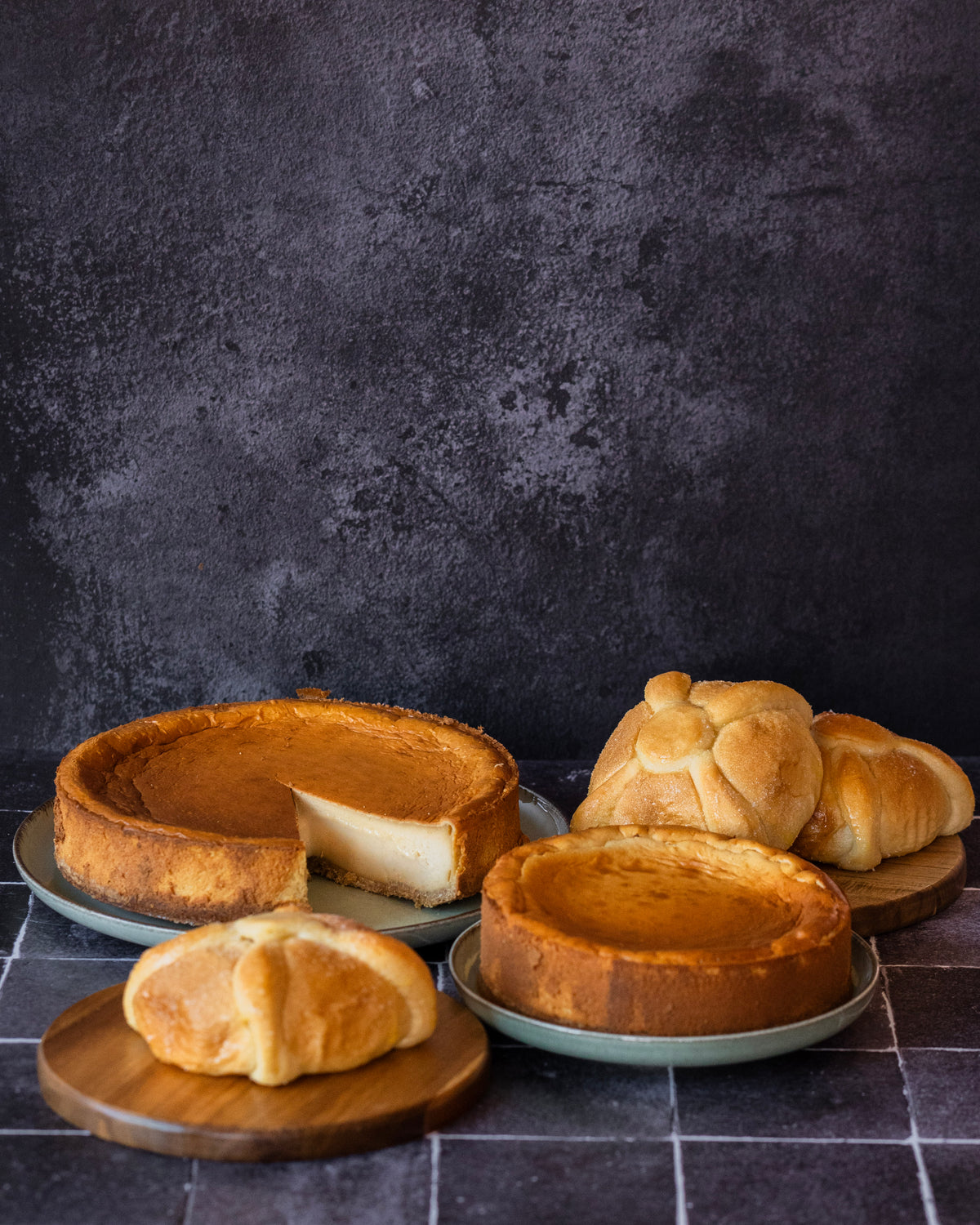 Tarta grande y chica con pan de muerto