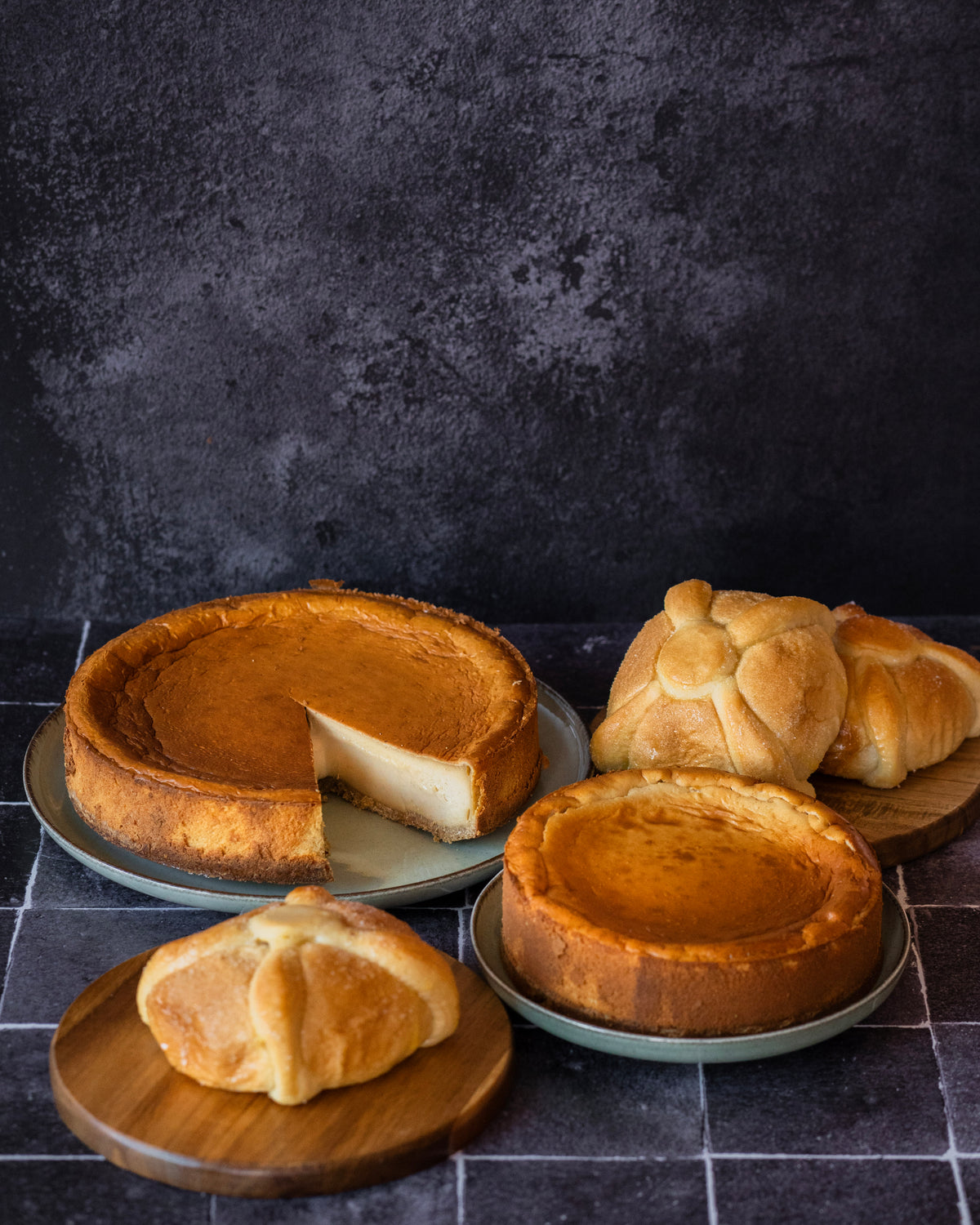 Tarta grande y tarta chica de queso y pan de muerto